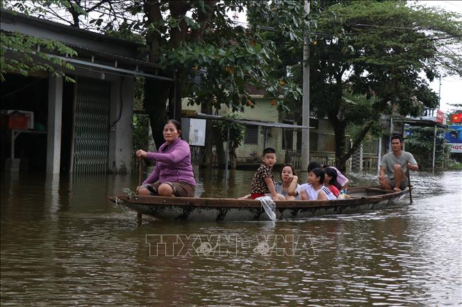 Ghe trở thành phương tiện giao thông chính của người dân phường Hoá Châu trong mùa mưa lũ. Ảnh: Mai Trang - TTXVN 