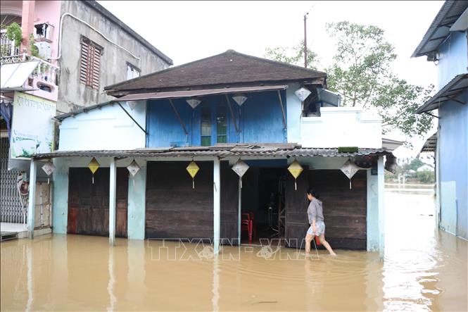 Phố cổ Bao Vinh còn ngập sâu. Ảnh: Mai Trang- TTXVN 