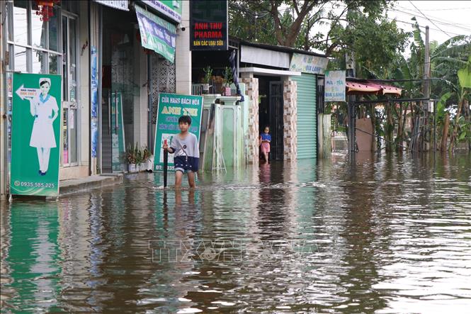 Nước rút chậm trên nhiều con đường của thành phố Huế. Ảnh: Mai Trang- TTXVN 