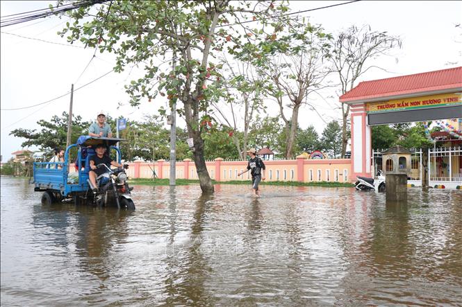 Nước rút chậm khiến các con đường còn ngập sâu. Ảnh: Mai Trang- TTXVN 