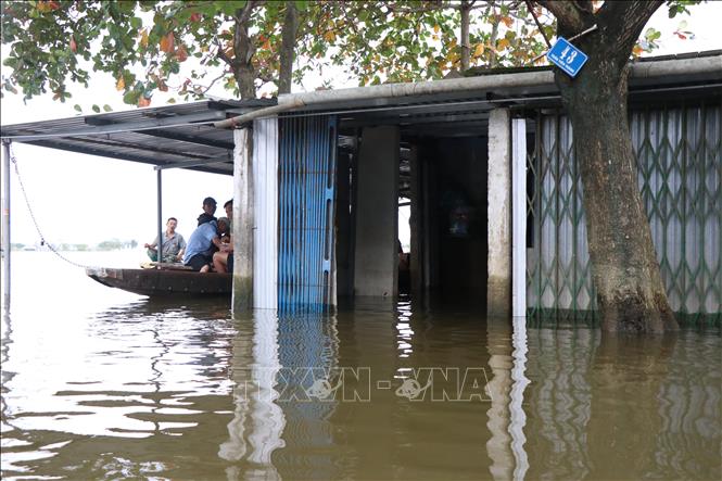 Nhiều ngôi nhà của người dân Huế vẫn còn ngập sâu. Ảnh: Mai Trang- TTXVN 