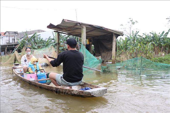 Ghe trở thành phương tiện giao thông chính của người dân phường Hoá Châu trong mùa mưa lũ. Ảnh: Mai Trang - TTXVN 