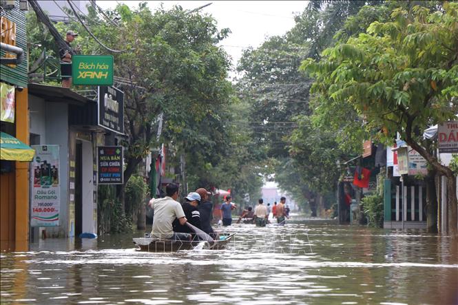 Các con đường của phường Hoá Châu trở thành sông do ngập lụt. Ảnh: Mai Trang- TTXVN 