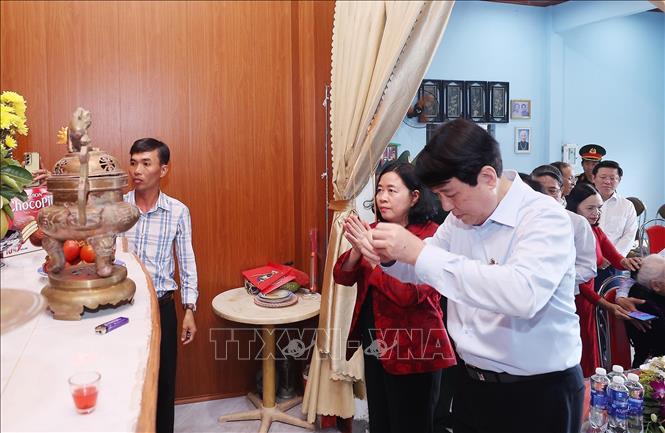 Chủ tịch nước Lương Cường dâng hương tưởng niệm các Anh hùng Liệt sĩ tại Nhà Mẹ Việt Nam anh hùng Nguyễn Thị Ngôn (105 tuổi) tại thôn Bảo An, xã Gò Nổi. Ảnh: Lâm Khánh – TTXVN