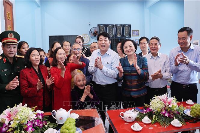 Chủ tịch nước Lương Cường và đoàn công tác đến thăm Mẹ Việt Nam anh hùng Nguyễn Thị Ngôn (105 tuổi) tại thôn Bảo An, xã Gò Nổi. Ảnh: Lâm Khánh – TTXVN