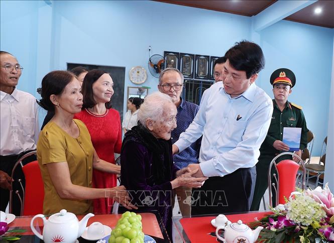 Chủ tịch nước Lương Cường đến thăm Mẹ Việt Nam anh hùng Nguyễn Thị Ngôn (105 tuổi) tại thôn Bảo An, xã Gò Nổi. Ảnh: Lâm Khánh – TTXVN