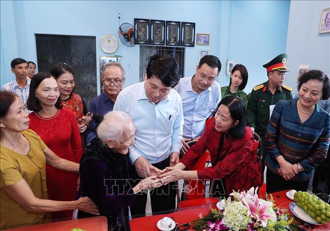 Chủ tịch nước Lương Cường và đoàn công tác đến thăm Mẹ Việt Nam anh hùng Nguyễn Thị Ngôn (105 tuổi) tại thôn Bảo An, xã Gò Nổi. Ảnh: Lâm Khánh – TTXVN