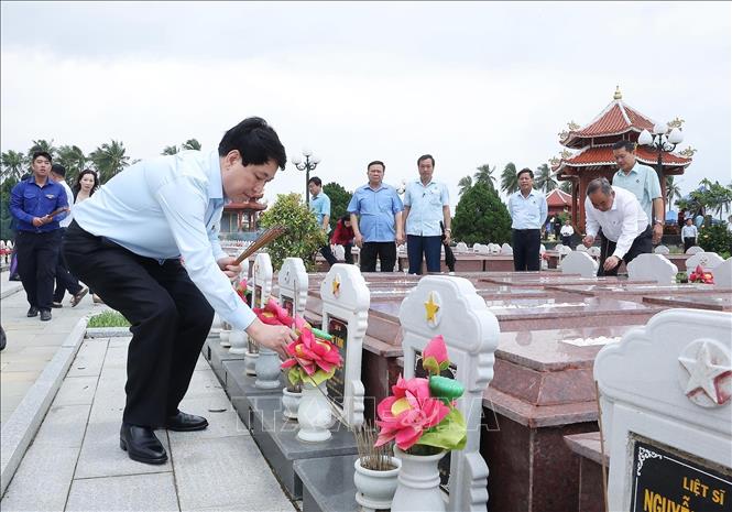 Chủ tịch nước Lương Cường dâng hương tưởng nhớ các Anh hùng Liệt sĩ tại Nghĩa trang Liệt sĩ Điện Bàn, thuộc xã Điện Bàn Bắc. Ảnh: Lâm Khánh – TTXVN