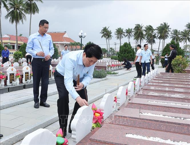 Chủ tịch nước Lương Cường dâng hương tưởng nhớ các Anh hùng Liệt sĩ tại Nghĩa trang Liệt sĩ Điện Bàn, thuộc xã Điện Bàn Bắc. Ảnh: Lâm Khánh – TTXVN