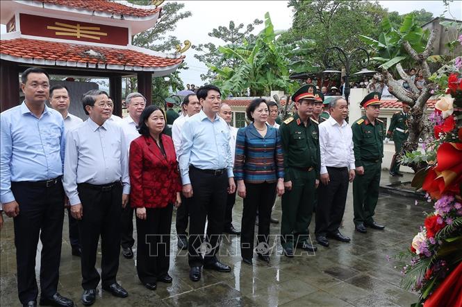 Chủ tịch nước Lương Cường dâng hoa, dâng hương tại Nhà tưởng niệm Tổng đốc Hoàng Diệu, thôn Xuân Kỳ, xã Gò Nổi. Ảnh: Lâm Khánh – TTXVN