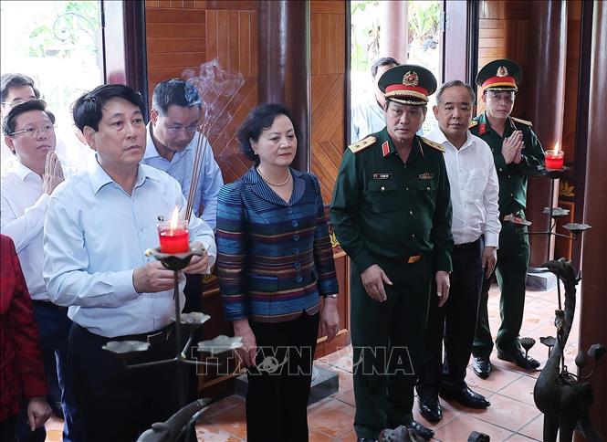Chủ tịch nước Lương Cường dâng hương tại Nhà tưởng niệm Tổng đốc Hoàng Diệu, thôn Xuân Kỳ, xã Gò Nổi. Ảnh: Lâm Khánh – TTXVN