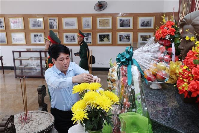 Chủ tịch nước Lương Cường dâng hương tại Nhà Lưu niệm Anh hùng liệt sĩ Nguyễn Văn Trỗi thuộc xã Điện Bàn Bắc, Đà Nẵng. Ảnh: Lâm Khánh – TTXVN