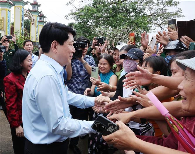 Chủ tịch nước Lương Cường thăm hỏi, động viên nhân dân vùng lũ lụt, bị ngập nước xã Gò Nổi. Ảnh: Lâm Khánh – TTXVN