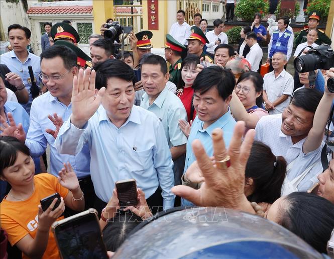 Chủ tịch nước Lương Cường với nhân dân vùng lũ lụt, bị ngập nước xã Gò Nổi. Ảnh: Lâm Khánh – TTXVN