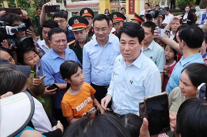 Chủ tịch nước Lương Cường thăm hỏi, động viên nhân dân vùng lũ lụt, bị ngập nước xã Gò Nổi. Ảnh: Lâm Khánh – TTXVN