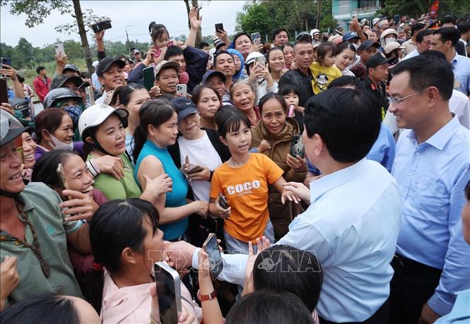 Chủ tịch nước Lương Cường thăm hỏi, động viên nhân dân vùng lũ lụt, bị ngập nước xã Gò Nổi. Ảnh: Lâm Khánh – TTXVN