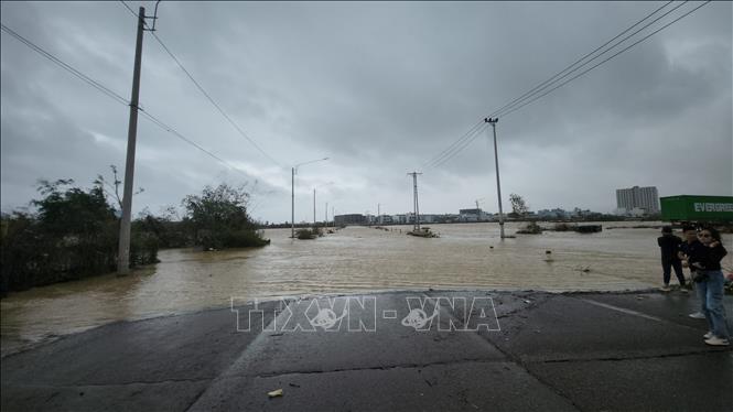 Nhiều khu vực của phường Quy Nhơn Đông bị ngập từ 0,5 - 1,5m. Ảnh: Sỹ Thắng-TTXVN                        