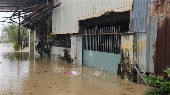 Nhiều nhà dân ở phường Quy Nhơn Đông bị ngập từ 0,5 - 1,5m. Ảnh: Sỹ Thắng - TTXVN                        