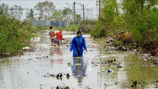 Nhiều tuyến đường dân sinh của phường Quy Nhơn Đông (Gia Lai) bị ngập, gây khó khăn cho người dân. Ảnh: Sỹ Thắng - TTXVN                        