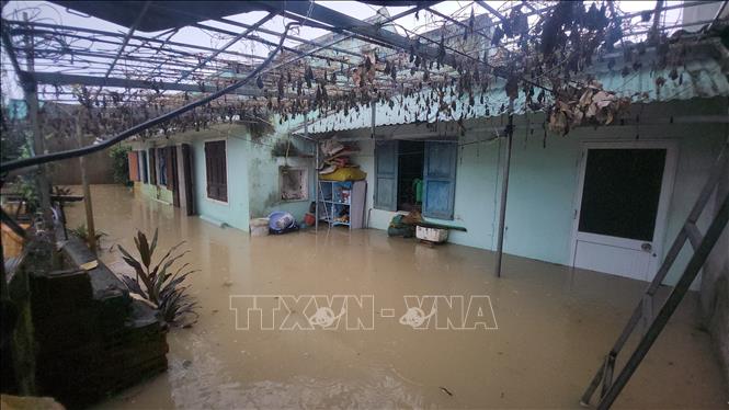 Nhiều nhà dân ở phường Quy Nhơn Đông (Gia Lai) bị ngập từ 0,5 - 1,5m. Ảnh: Sỹ Thắng - TTXVN                        