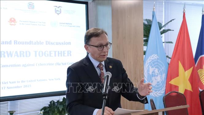 Đại sứ Andres Montalvo Sosa, Trưởng phái đoàn thường trực Ecuador tại LHQ phát biểu tại buổi lễ. Ảnh: Thanh Tuấn - Phóng viên TTXVN tại Mỹ