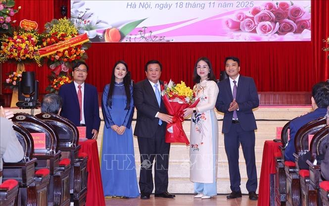 Đại diện các học viên tặng hoa GS,TS Nguyễn Xuân Thắng. Ảnh:Văn Điệp – TTXVN