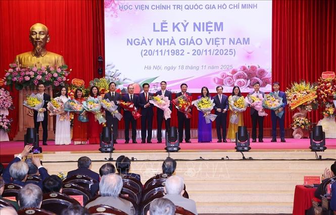 Ban Lãnh đạo Học viện Chính trị quốc gia Hồ Chí Minh tặng hoa chúc mừng các tân phó giao sư. Ảnh:Văn Điệp – TTXVN