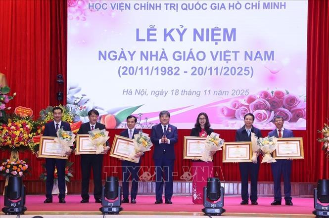 PGS, TS Nguyễn Duy Bắc, Phó Giám đốc Học viện Chính trị quốc gia Hồ Chí Minh trao tặng Bằng khen của Thủ tướng Chính phủ cho các tập thể và cá nhân. Ảnh:Văn Điệp – TTXVN