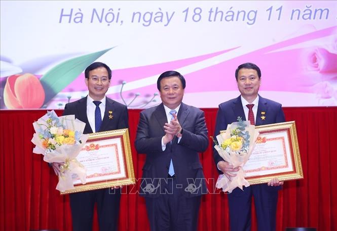 GS,TS Nguyễn Xuân Thắng trao tặng danh hiệu Chiến sỹ thi đua toàn quốc cho hai cá nhân. Ảnh:Văn Điệp – TTXVN