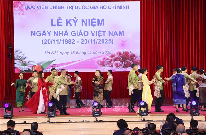 Tiết mục biểu diễn văn nghệ chào mừng Ngày nhà giáo Việt Nam 20/11. Ảnh:Văn Điệp – TTXVN