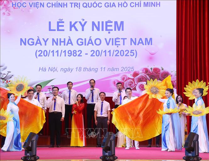 Tiết mục biểu diễn văn nghệ chào mừng Ngày nhà giáo Việt Nam 20/11. Ảnh:Văn Điệp – TTXVN