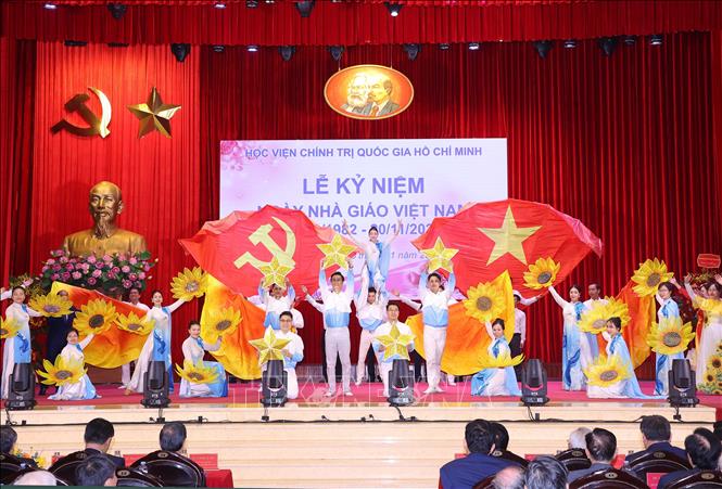 Tiết mục biểu diễn văn nghệ chào mừng Ngày nhà giáo Việt Nam 20/11. Ảnh:Văn Điệp – TTXVN