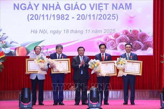 GS,TS Nguyễn Xuân Thắng trao tặng Huân chương Lao động hạng Ba, hạng Nhì cho các cá nhân. Ảnh:Văn Điệp – TTXVN