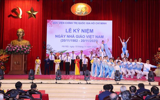 Tiết mục biểu diễn văn nghệ chào mừng Ngày nhà giáo Việt Nam 20/11. Ảnh:Văn Điệp – TTXVN