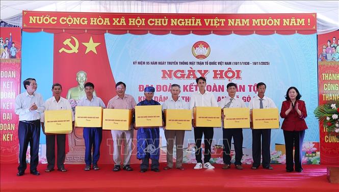 Chủ tịch Uỷ ban Trung ương Mặt trận Tổ Quốc Việt Nam Bùi Thị Minh Hoài và Phó Chủ tịch Quốc hội Nguyễn Đức Hải trao qùa của Chủ tịch nước nhân dân thôn Bảo An, xã Gò Nổi, thành phố Đà Nẵng. Ảnh: Lâm Khánh – TTXVN