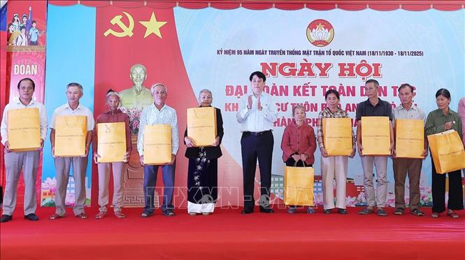 Chủ tịch nước Lương Cường tặng qùa cho các gia đình chính sách thôn Bảo An, xã Gò Nổi, thành phố Đà Nẵng. Ảnh: Lâm Khánh – TTXVN