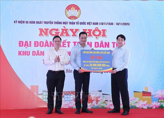 Chủ tịch nước Lương Cường trao tượng trưng hỗ trợ nhân dân thành phố Đà Nẵng bị thiệt hại do mưa lũ. Ảnh: Lâm Khánh – TTXVN