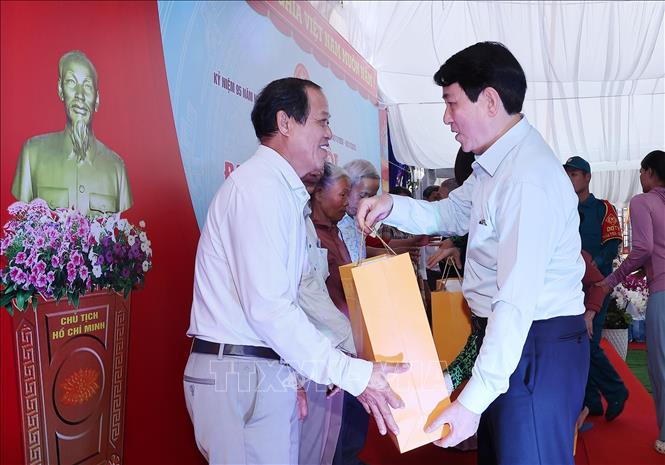 Chủ tịch nước Lương Cường trao quà tặng gia đình chính sách thôn Bảo An, xã Gò Nổi, thành phố Đà Nẵng. Ảnh: Lâm Khánh – TTXVN