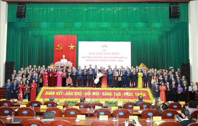 Ủy ban MTTQ Việt Nam tỉnh Sơn La khóa XVI, nhiệm kỳ 2025 - 2030, ra mắt Đại hội. Ảnh: Nguyễn Cường - TTXVN. 