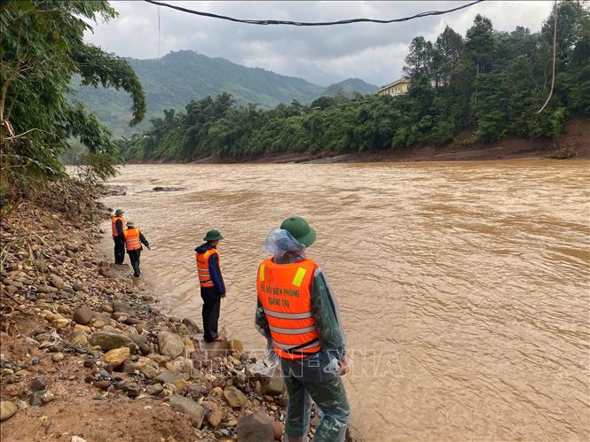 Đồn Biên phòng cửa khẩu quốc tế La Lay tăng cường lực lượng tìm kiếm nạn nhân mất tích. Ảnh: TTXVN phát