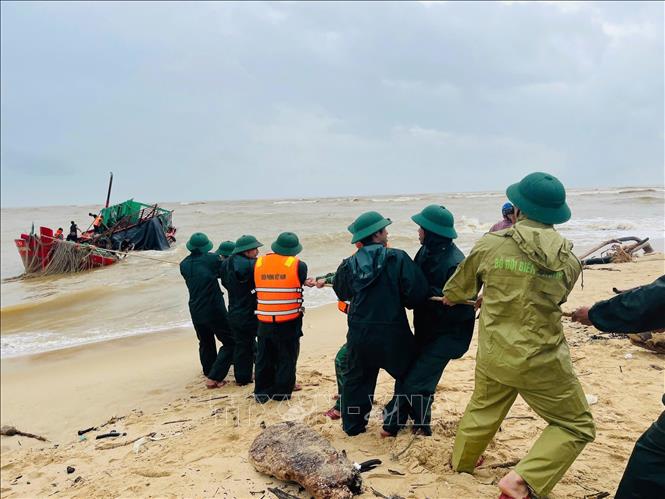 Đồn Biên phòng Nhật Lệ giúp ngư dân thu gom vật chất tàu cá bị chìm. Ảnh: TTXVN phát