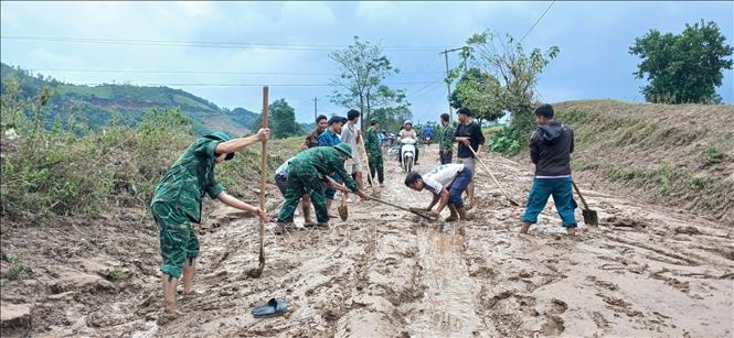 Đồn Biên phòng Ba Nang phối hợp với địa phương dọn dẹp các điểm sạt lở. Ảnh: TTXVN phát