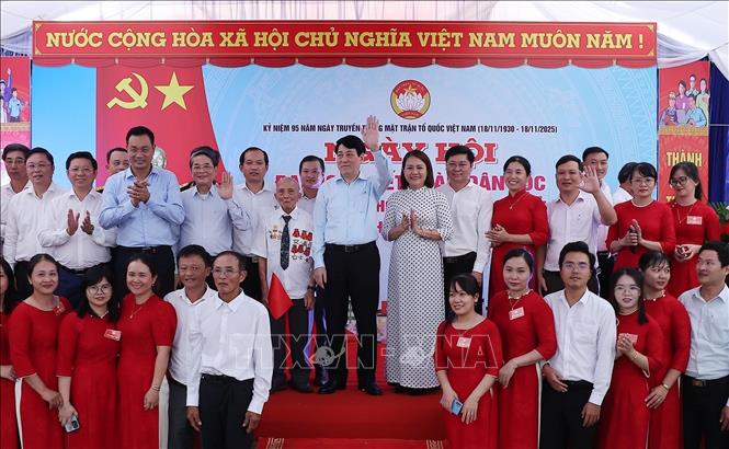 Chủ tịch nước Lương Cường với các đại biểu dự Ngày hội Đại đoàn kết toàn dân tộc tại thôn Bảo An, xã Gò Nổi, thành phố Đà Nẵng. Ảnh: Lâm Khánh – TTXVN