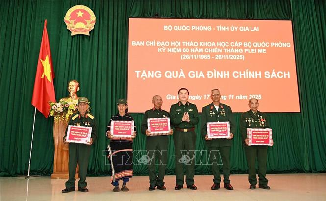Ban chỉ đạo Hội thảo tặng quà cho gia đình chính sách trên địa bàn xã Chư Prông, tỉnh Gia Lai. Ảnh: Hồng Điệp - TTXVN