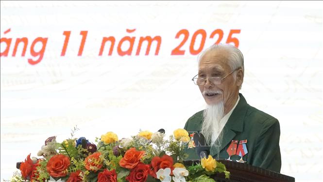 Bác Nguyễn Văn Lừng, nguyên Giám đốc Bảo tàng tỉnh Hà Tây, nguyên chiến sĩ tiểu đoàn 8, Trung đoàn 66, sư đoàn 10, Quân đoàn 3 (cũ) nay thuộc Quân đoàn 34, tham luận tại Hội. Ảnh: Hồng Điệp - TTXVN