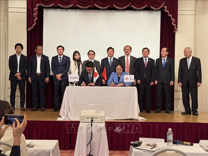 Đại diện Cảng Quốc tế Long An và Cảng Kobe (Nhật Bản) ký bản ghi nhớ về việc thiết lập quan hệ Cảng đối tác. Ảnh: Phạm Tuân - PV TTXVN tại Nhật Bản.