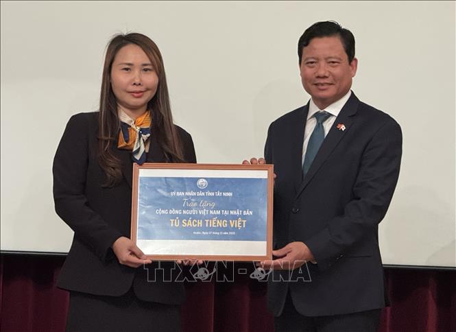 UBND tỉnh Tây Ninh tặng tủ sách tiếng Việt cho cộng đồng người Việt Nam tại Nhật Bản. Ảnh: Phạm Tuân -PV TTXVN tại Nhật Bản.