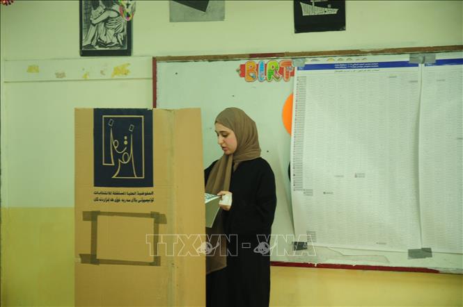 Cử tri bỏ phiếu trong cuộc bầu cử Quốc hội tại điểm bầu cử ở Baghdad, Iraq, ngày 11/11/2025. Ảnh: THX/TTXVN