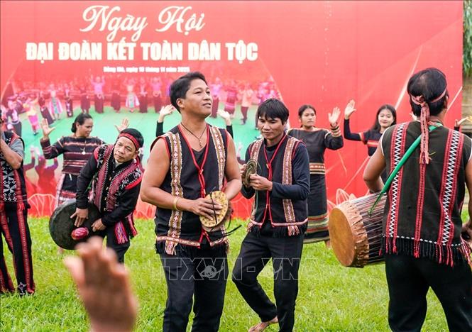 Màn trình diễn văn nghệ của đồng bào các dân tộc tại Làng Văn hóa - Du lịch các dân tộc Việt Nam. Ảnh: Khánh Hoà - TTXVN