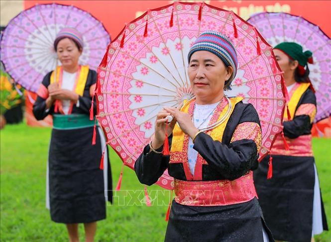 Màn trình diễn văn nghệ của đồng bào các dân tộc tại Làng Văn hóa - Du lịch các dân tộc Việt Nam. Ảnh: Khánh Hoà - TTXVN